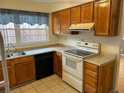 402 Bowhunter Road, Condo with 3 bedrooms, 2 bathrooms and null parking in Charleston WV | Image 2