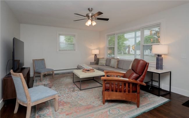 1560 W Main Rd, Home with 3 bedrooms, 1 bathrooms and 4 parking in Middletown RI | Image 6