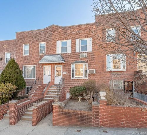 20 26th Street, New York, NY, 11105 | Card Image