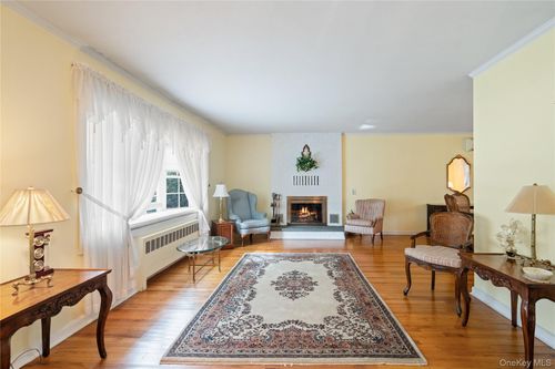 18 Kirkwood Dr, Glen Cove, NY, 11542-1612 | Card Image