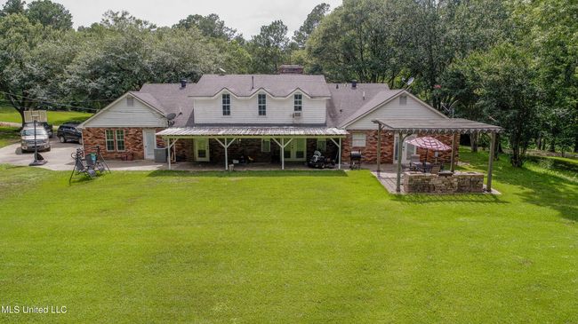 211 Traceway back patio | Image 13
