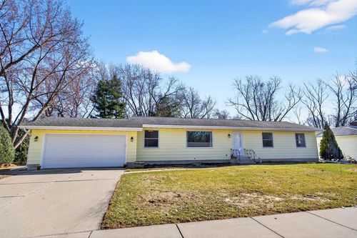 435 Woodview Dr, Sun Prairie, WI, 53590-2353 | Card Image