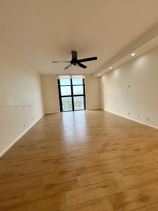 APT-2001 - 4000 Towerside Ter, Condo with 2 bedrooms, 2 bathrooms and null parking in Miami FL | Image 31