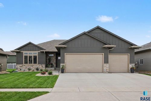 8809 W Rathburn St, Sioux Falls, SD, 57106-7118 | Card Image