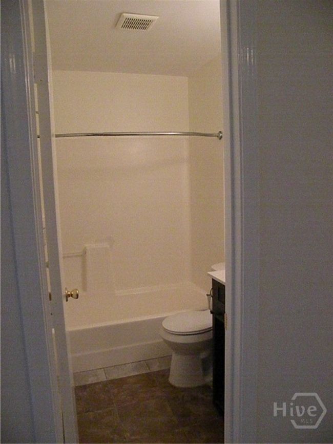 Upper level bathroom | Image 16