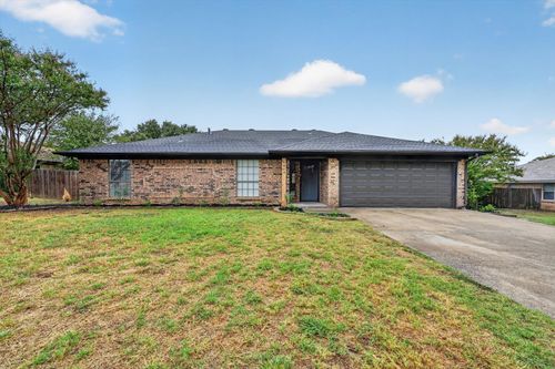 6804 Fair Meadows Dr, North Richland Hills, TX, 76182-7611 | Card Image