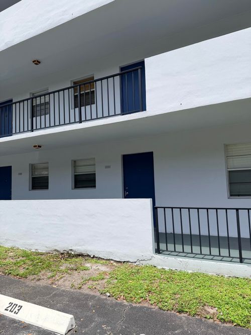 104-1630 Embassy Dr, West Palm Beach, FL, 33401-1911 | Card Image