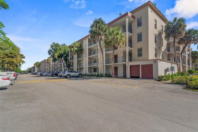 413 - 2600 Nw 49 Th Avenue, Condo with 2 bedrooms, 2 bathrooms and null parking in Lauderdale Lakes FL | Image 1