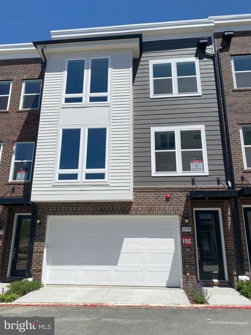 10590 Red Oak St, FAIRFAX, VA, 22030-2240 | Card Image