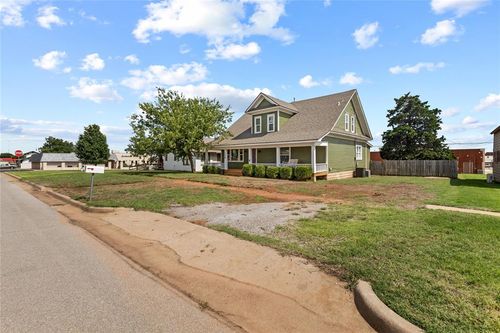 108 W Tom Stafford St, Weatherford, OK, 73096-4944 | Card Image