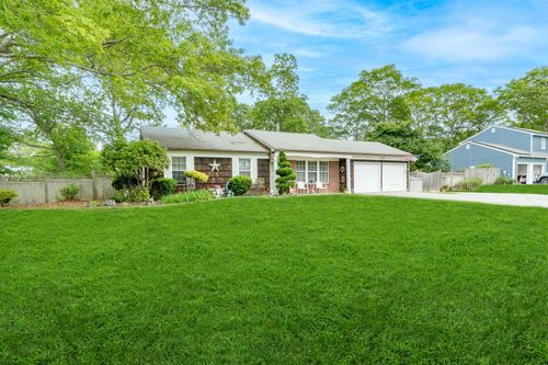 7 Cedar Heights Dr, Ridge, NY, 11961-3013 | Card Image
