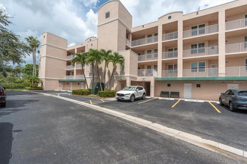 apt-22201-6575 99th Way N, SAINT PETERSBURG, FL, 33708-5500 | Card Image