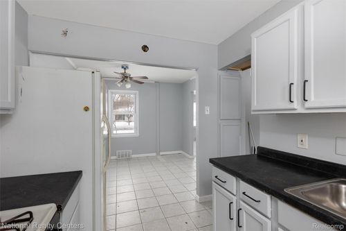 22160 Morton St, Oak Park, MI, 48237-2932 | Card Image