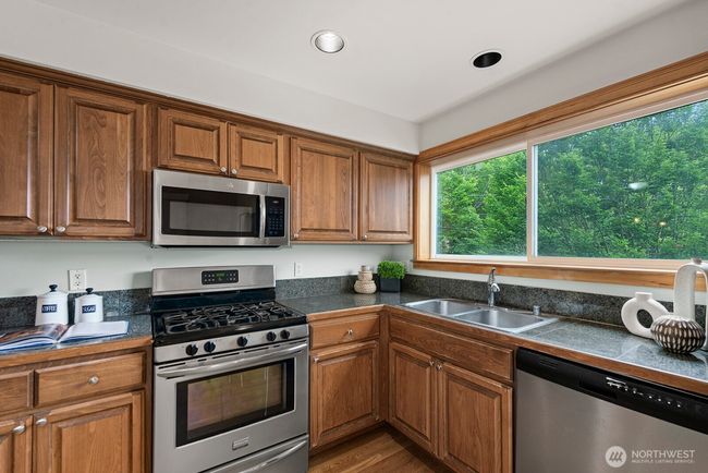 Lots of cabinet space and gas cooking! | Image 11