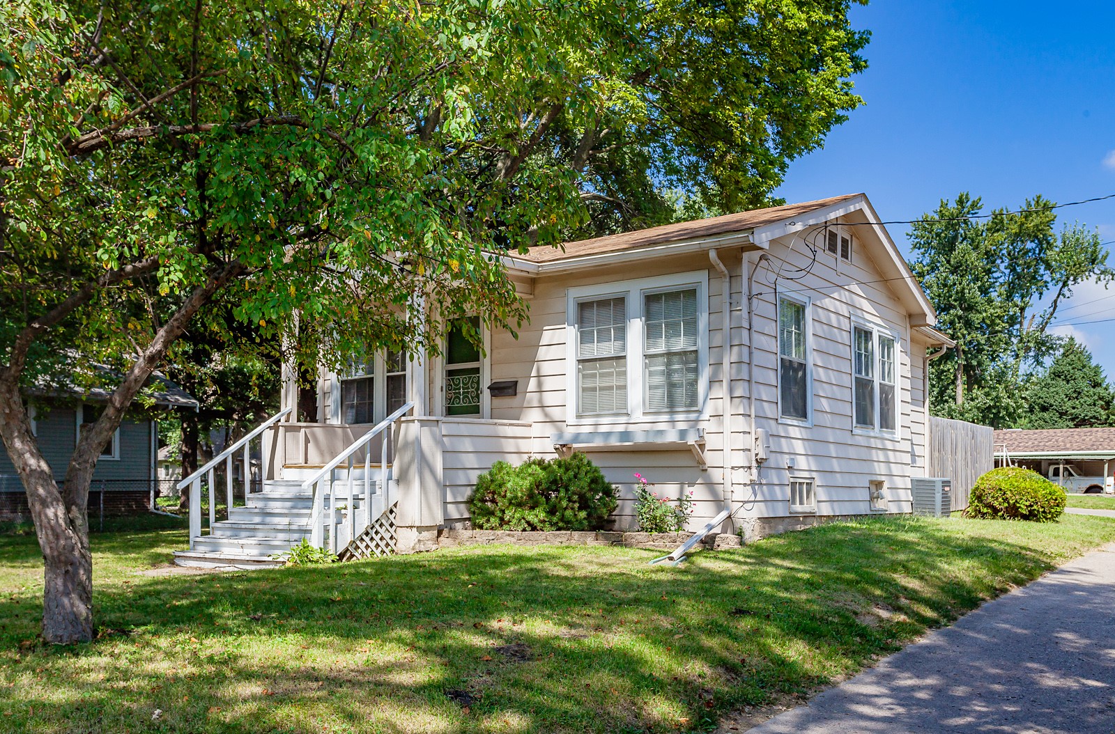 Douglas Ave, Des Moines, IA 50313