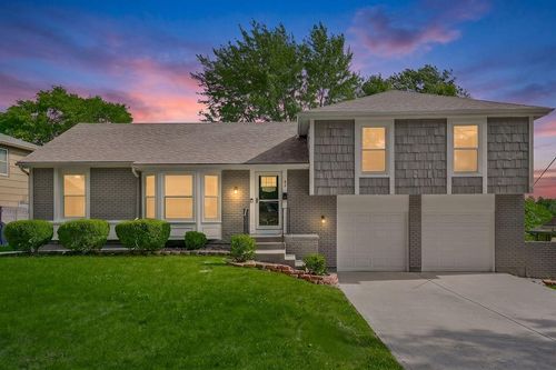 42 E 106th St, Kansas City, MO, 64114-5024 | Card Image