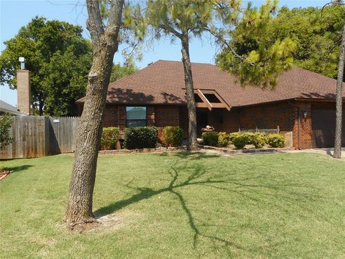 201 Wellington Ln, Moore, OK, 73160-8105 | Card Image