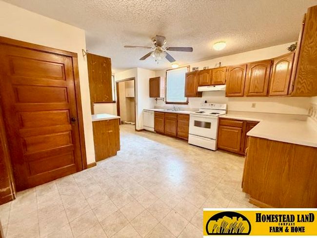 902 A St, House other with 3 bedrooms, 2 bathrooms and 1 parking in Fairbury NE | Image 5