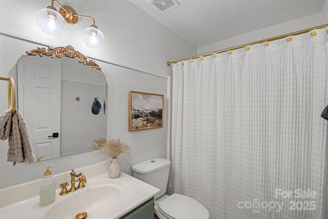 Hallway Bathroom | Image 13