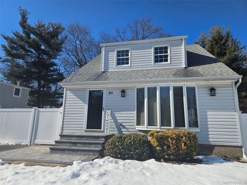211 Iceland Dr, Huntingtn Sta, NY, 11746-4209 | Card Image
