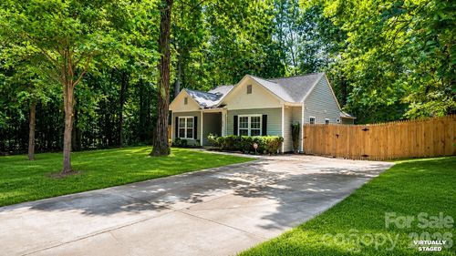 5050 Gibbons Link Rd, Charlotte, NC, 28269-2888 | Card Image