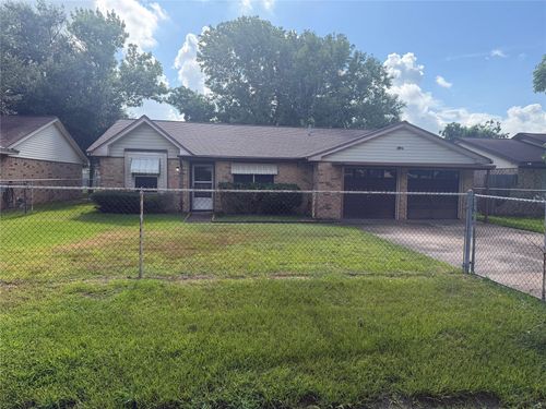 501 E Oak St, Highlands, TX, 77562-2847 | Card Image