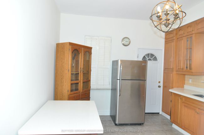 195 Montrose Ave, House attached with 3 bedrooms, 2 bathrooms and null parking in Toronto ON | Image 6