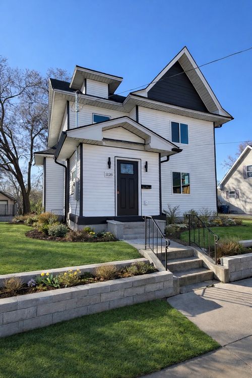 1128 10th Street, Des Moines, IA, 50314 | Card Image