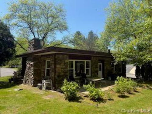7 Saxon Woods Rd, White Plains, NY, 10605-5204 | Card Image