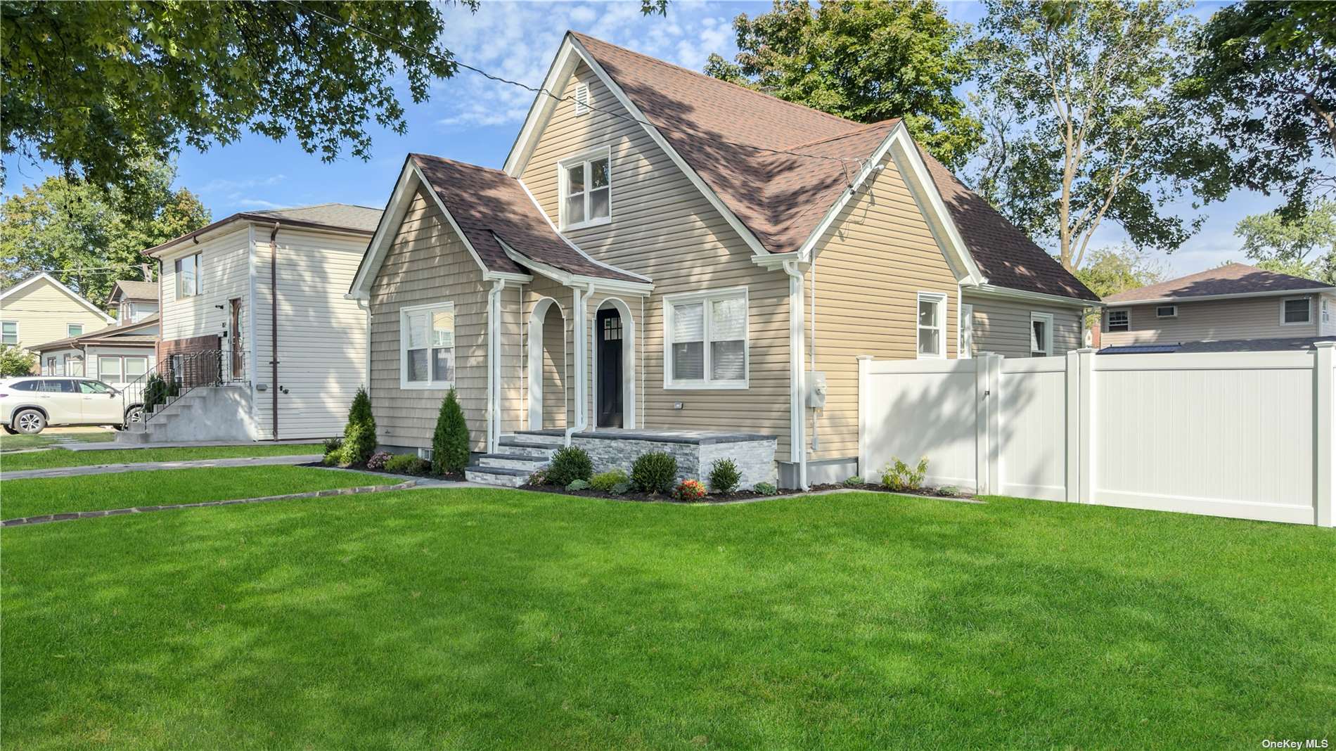 Bond St, Westbury, NY 11590