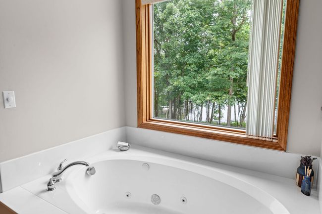 Tub with view | Image 36