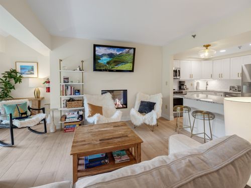 2e2-137 E Mountain Rd, Killington, VT, 05751-9615 | Card Image