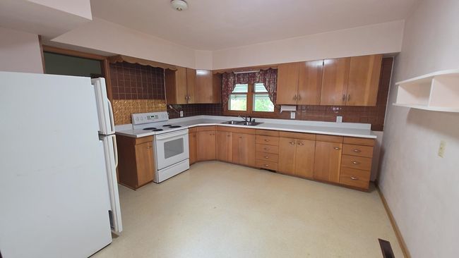 304 N Sleeper St, House other with 3 bedrooms, 2 bathrooms and null parking in Everly IA | Image 5