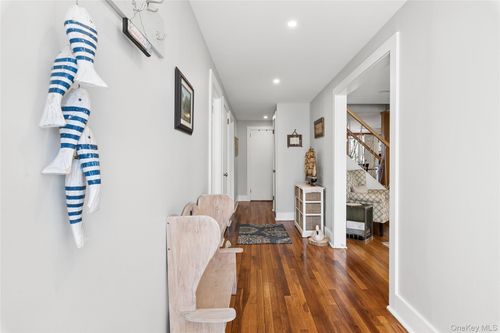 20 Mitchell Rd, Westhampton Beach, NY, 11978-2609 | Card Image