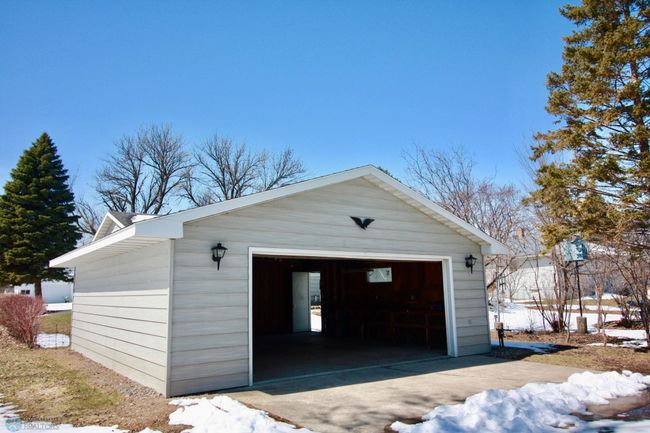 Detached double garage | Image 7