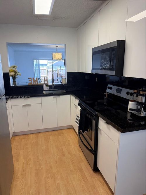 n-9495-9495 Palm Cir N, Pembroke Pines, FL, 33025-1171 | Card Image