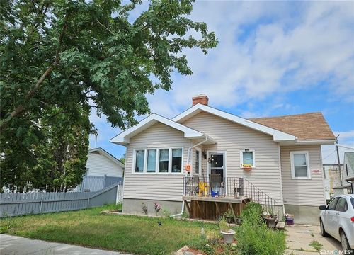 412 Iroquois St W, Moose Jaw, SK, S6H5B3 | Card Image