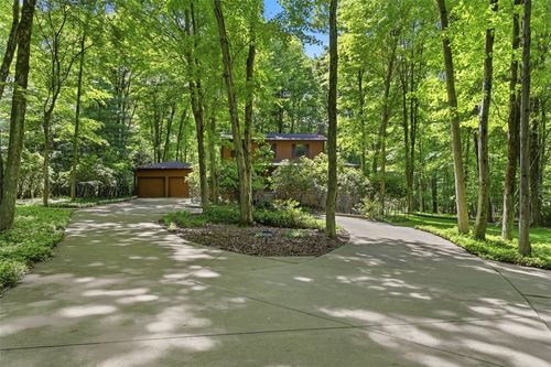 137 Spring Valley Rd, Valencia, PA, 16059-2823 | Card Image