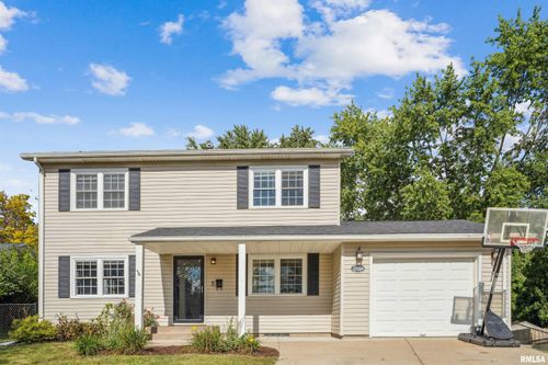 2821 Hillside Ct, Bettendorf, IA, 52722-2915 | Card Image