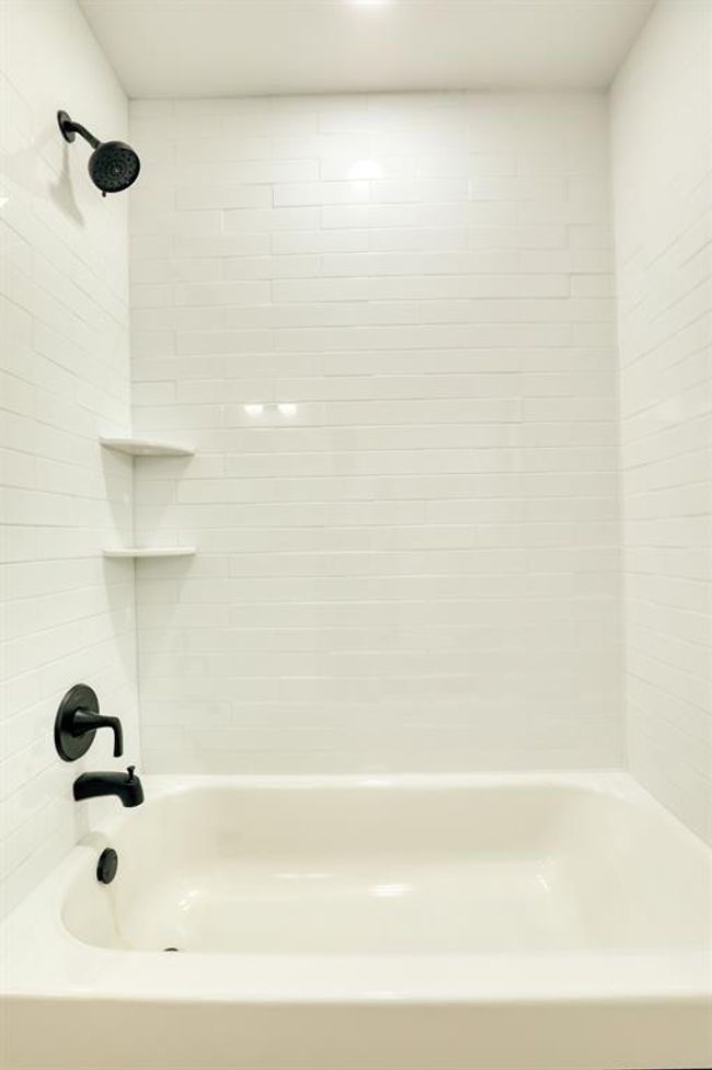 Guest tub/shower combo | Image 26