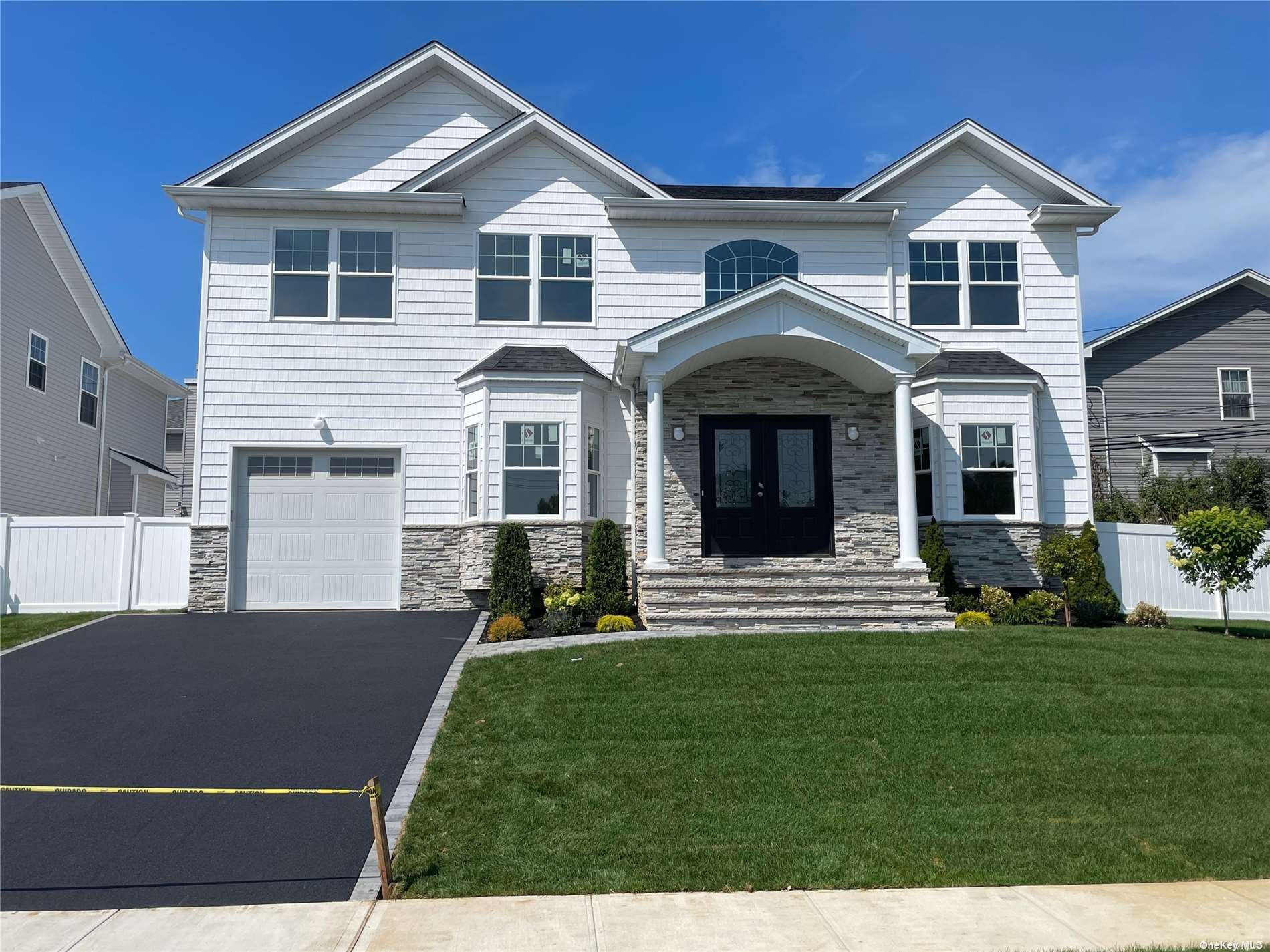 Southwood Cir, Syosset, NY 11791