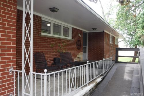 25135 Coral Gables St, Southfield, MI, 48033-2403 | Card Image