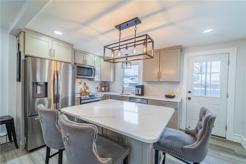 17 Beecher St, Pawtucket, RI, 02860-1806 | Card Image