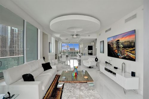 2901-900 Biscayne Blvd, Miami, FL, 33132-1561 | Card Image