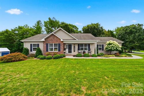 2404 23rd Street Dr Ne, Hickory, NC, 28601-7929 | Card Image