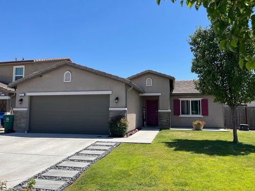561 Fir Ave, Sanger, CA, 93657-3396 | Card Image
