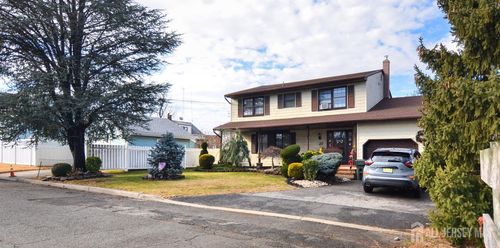 27 Henley St, Woodbridge, NJ, 07095-3351 | Card Image