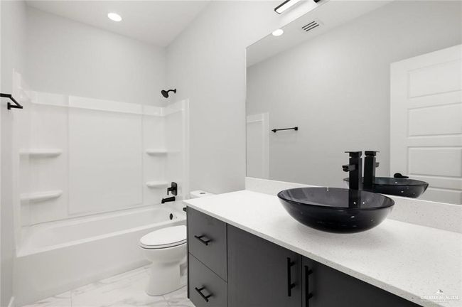 APT-2 - 1025 N Woodson Ave, Condo with 2 bedrooms, 2 bathrooms and 2 parking in Edinburg TX | Image 8