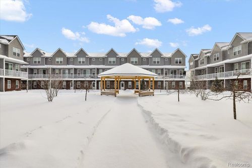 3951 Trailwaycommons Cir, Auburn Hills, MI, 48326-3988 | Card Image