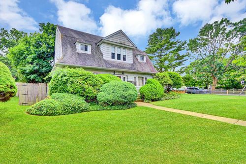 313 Pine St, South Hempstead, NY, 11550-7715 | Card Image